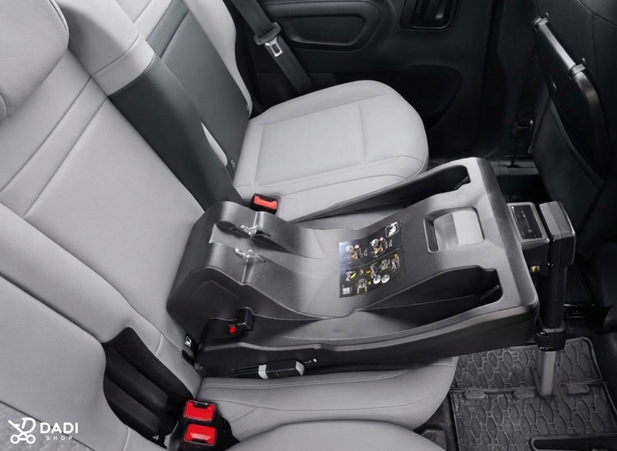 Baza Isofix Avionaut Dock 2.0 stabilnie zamontowana w samochodzie za pomocą złączy Isofix, gotowa do wpięcia fotelika Avionaut.
