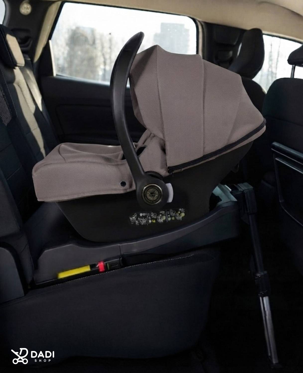 Fotelik samochodowy Junama Cosmo wpięty w bazę Isofix Avionaut Dock 2, gotowy do bezpiecznej jazdy.