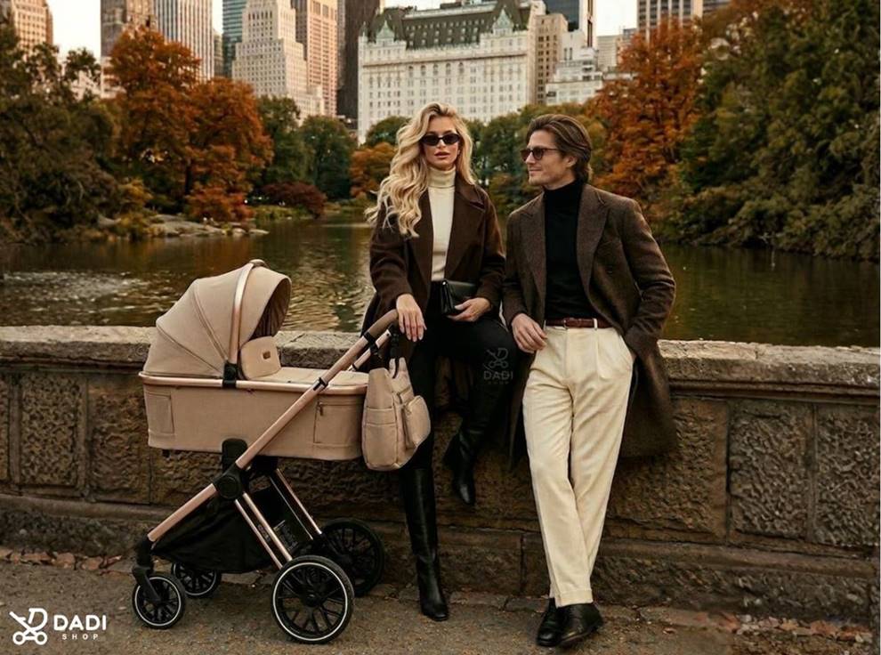 Stylowy wózek Adamex Spark 3w1 Champagne Latte podczas spaceru w mieście – elegancka para rodziców w parku