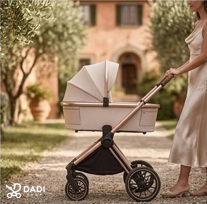 Wielofunkcyjny wózek Adamex Spark kremowa gondola uchwycona podczas spaceru.