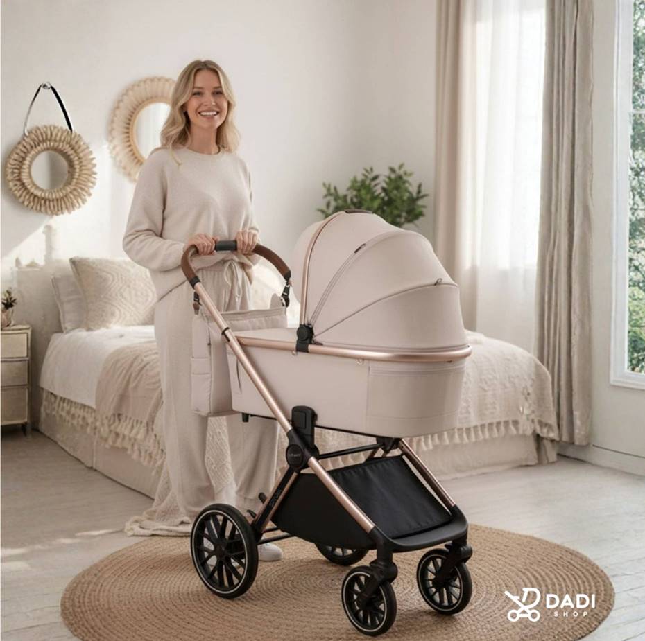 Adamex Spark Champagne 2w1 wózek dziecięcy w sypialni w stylu bogo, kobieta w beżowym dresie prezentuje wózek, delikatne kremowe kolory.