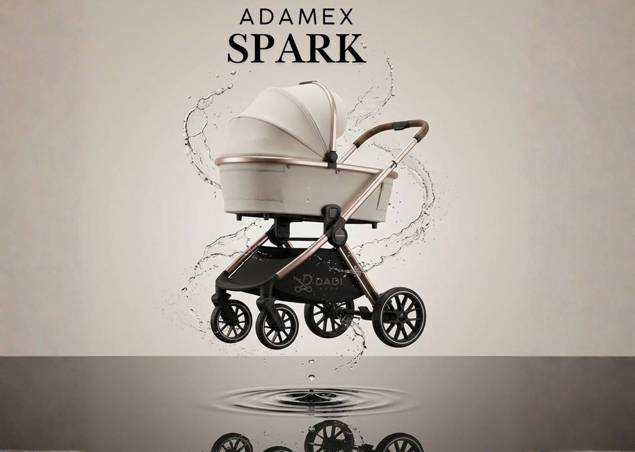 Adamex wózek Spark Champagne 2w1 Beige 09 – widok hero gondoli, dynamiczne zdjęcie produktowe z efektem wody.