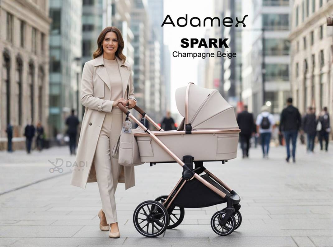 Adamex Spark Champagne 2w1 wózek dziecięcy w miejskiej scenerii, modelka prowadzi wózek podczas spaceru.