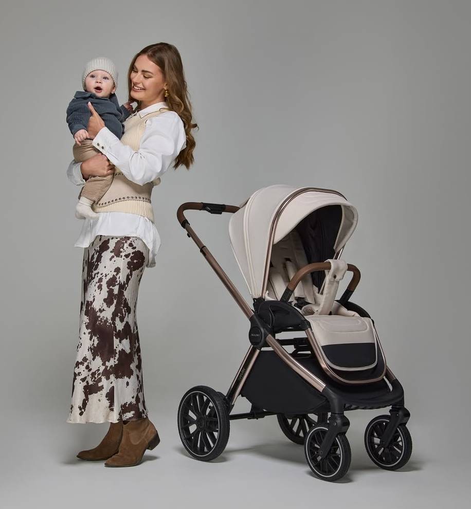 Adamex Spark Champagne Beige – spacerówka z teleskopową rączką i zaawansowaną amortyzacją – idealna dla wysokich rodziców, obok mama z dzieckiem.