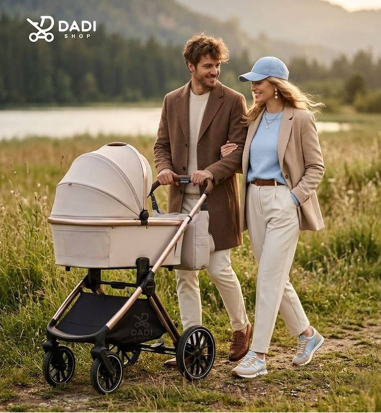 Beżowy wózek 2w1 Adamex Spark z gondolą na polnej ścieżce, prowadzony przez rodziców nad jeziorem.