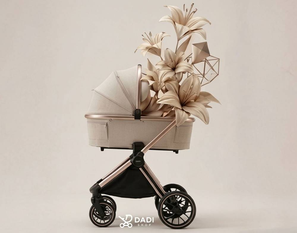 Nowoczesny wózek 2w1 Adamex Spark Champagne na beżowym tle, artystyczna aranżacja z kwiatami w kolorze rose gold