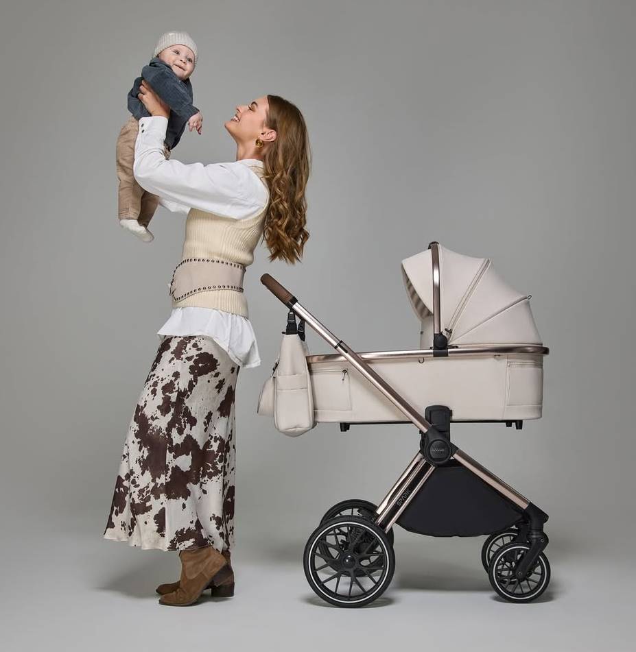 Spark Champagne Beige – mama z dzieckiem na rękach, wózek obok: beżowa gondola champagne 09.