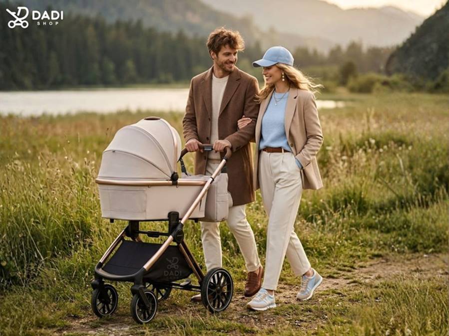 Wózek Adamex Spark Champagne w scenerii natury – rodzice spacerujący z dzieckiem nad rzeką.