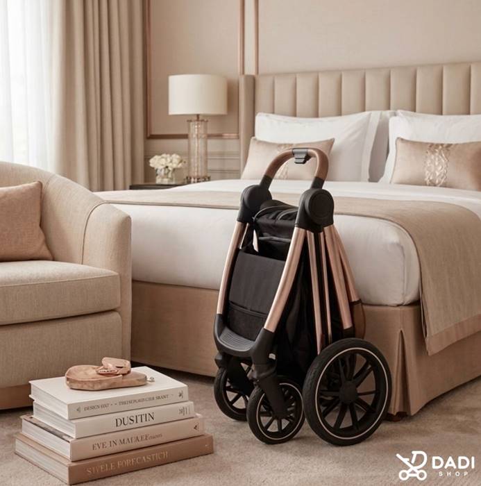 Adamex Spark mały po złożeniu stelaż wózka wielofunkcyjnego w eleganckim wnętrzu sypialni w beżu.