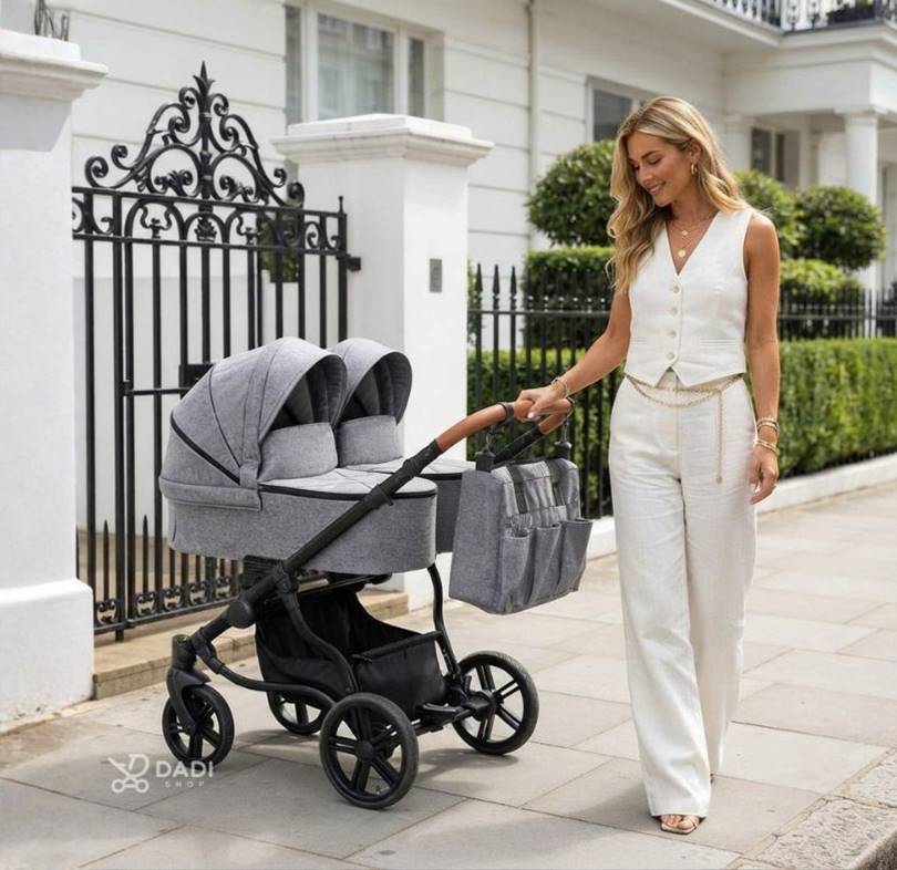 Mama z bliźniętami w gondolach wózka Adbor Duo Lux Carbon Silk 4w1
