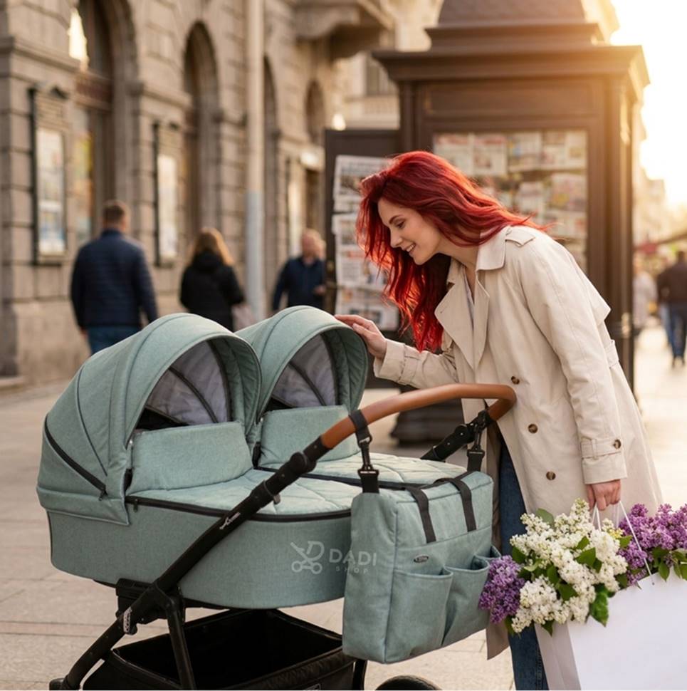 Mama sprawdza komfort niemowląt w gondolach wózka Adbor Duo Lux