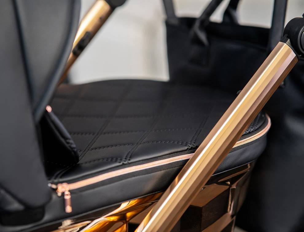 Adbor Loretto Stars – detale wózka z pokrowcem na nóżki i stelażem w kolorze miedzianym rose gold, elegancja w każdym szczególe.