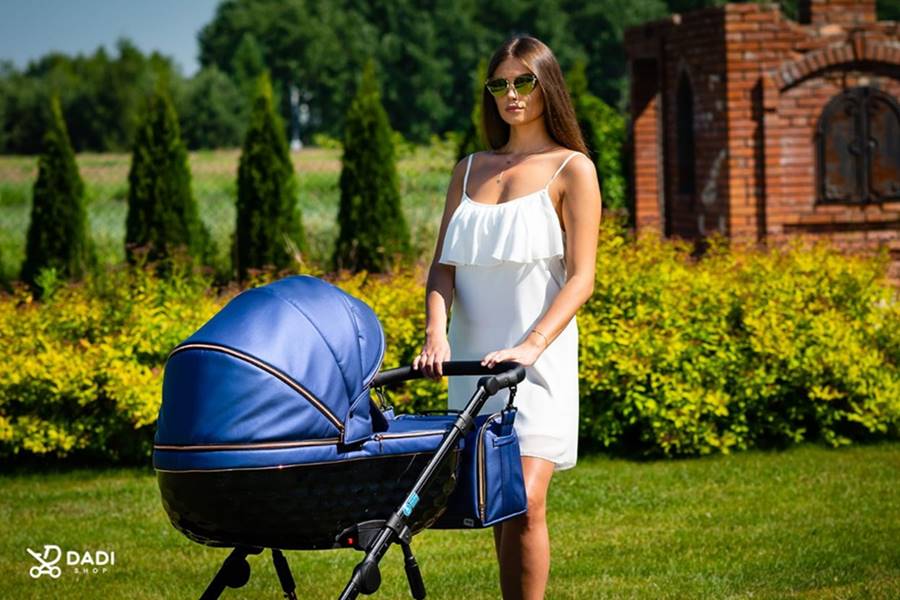 Wielofunkcyjny wózek 3w1 Adbor OXV-3D niebieski (03) – mama na spacerze w parku