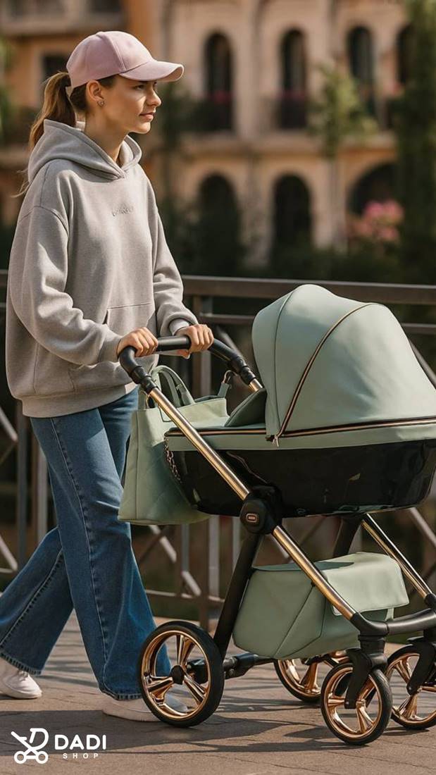Wózek dziecięcy Adbor Loretto 2w1 w plenerze, mama w casualowym stroju na spacerze