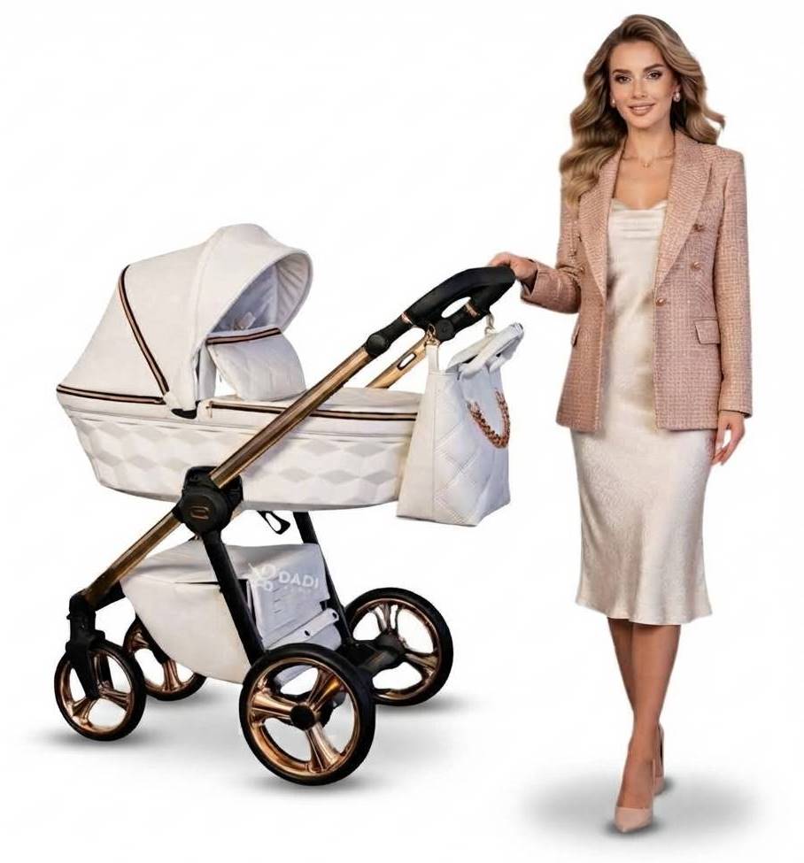 Modelka w eleganckiej stylizacji stoi obok wózka dziecięcego Adbor Loretto z białą, pikowaną gondolą i błyszczącym, złotym stelażem.