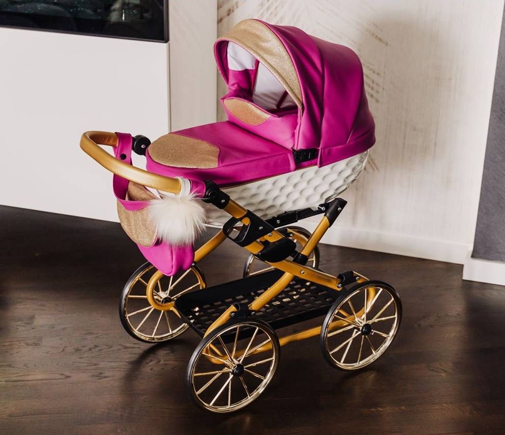 Stylowy wózek dla lalek Adbor Lulu z ekoskóry, złotym stelażem i dużymi piankowymi kołami – elegancka zabawka dostępna w Dadi-Shop
