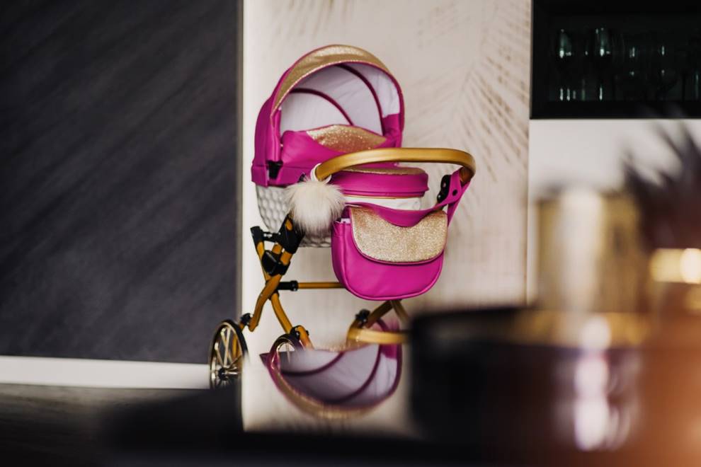 Stylowy wózek dla lalek Adbor Lulu w stylu retro z torebką, intensywny róż – z pomponem, widok z przodu