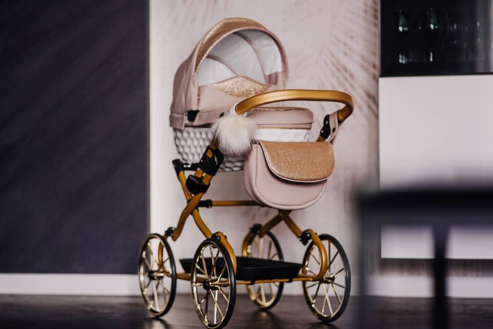 Wózek dla lalek Adbor Lulu 03 pastelowy róż – gondola, duże koła, torba i pompon, styl vintage, elegancki i funkcjonalny model do zabawy