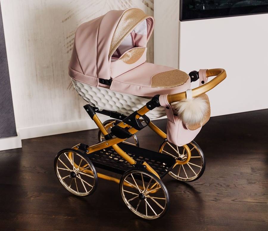 Wózek dla lalek Adbor Lulu 03 pastelowy róż – regulowana rączka do 75 cm, duże koła, gondola i elegancka torba, idealny do zabawy w domu i na spacerze.
