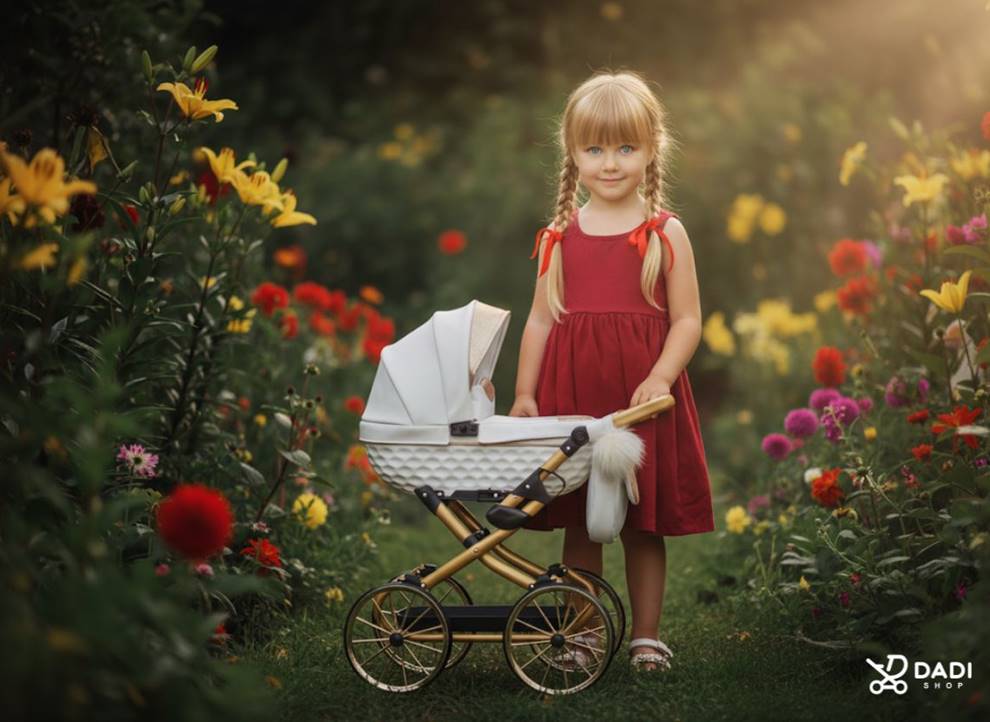Biały wózek dla lalek Adbor Lulu z regulowaną rączką – styl vintage, elegancka gondola i złoty stelaż w ogrodowej scenerii pełnej kwiatów. dadi-shop