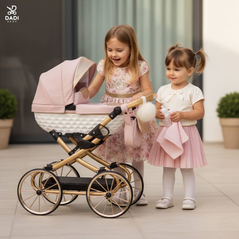 Głęboki wózek dla lalek Adbor Lulu w pudrowym różu – elegancka gondola z akcesoriami i złotym stelażem, stylowy model retro od polskiego producenta.