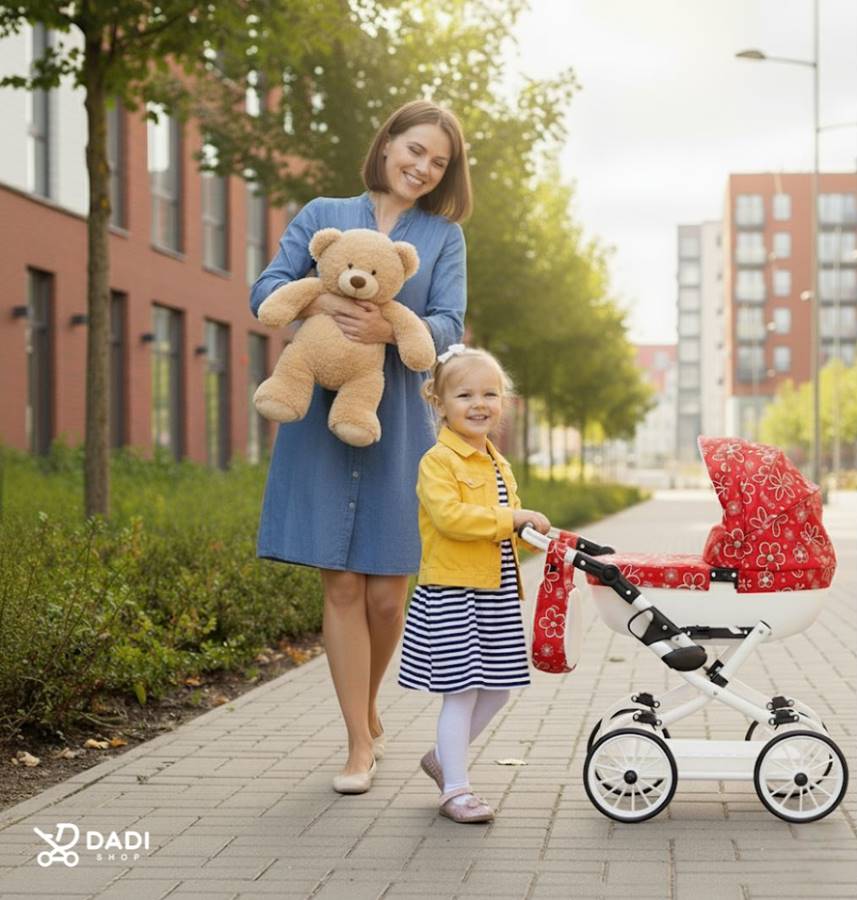Mama z córeczką na spacerze – dziewczynka prowadzi wózek dla lalek Adbor Viki, a mama niesie misia – wspólne chwile pełne radości w plenerze