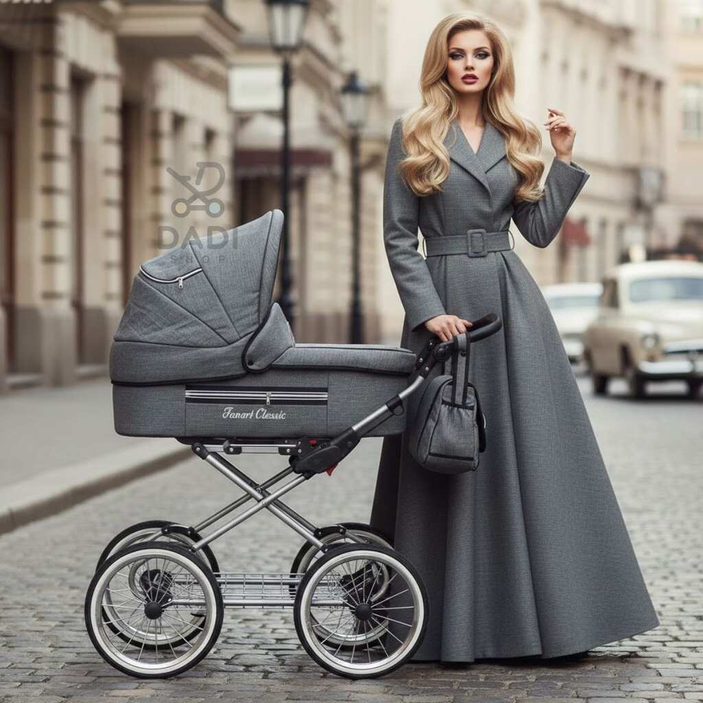 Kobieta w długim szarym płaszczu stoi przy szarym wózku dziecięcym Fanari Classic na brukowanej ulicy.