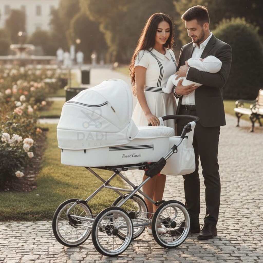 Młodzi rodzice z niemowlęciem na spacerze w parku z białym wózkiem wielofunkcyjnym Fanari Classic.