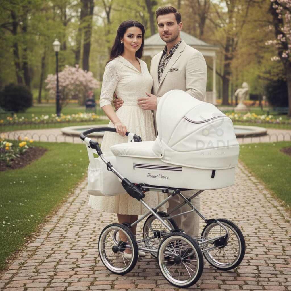 Elegancka para w jasnych strojach pozująca w parku przy białym wózku dziecięcym Fanari Classic.