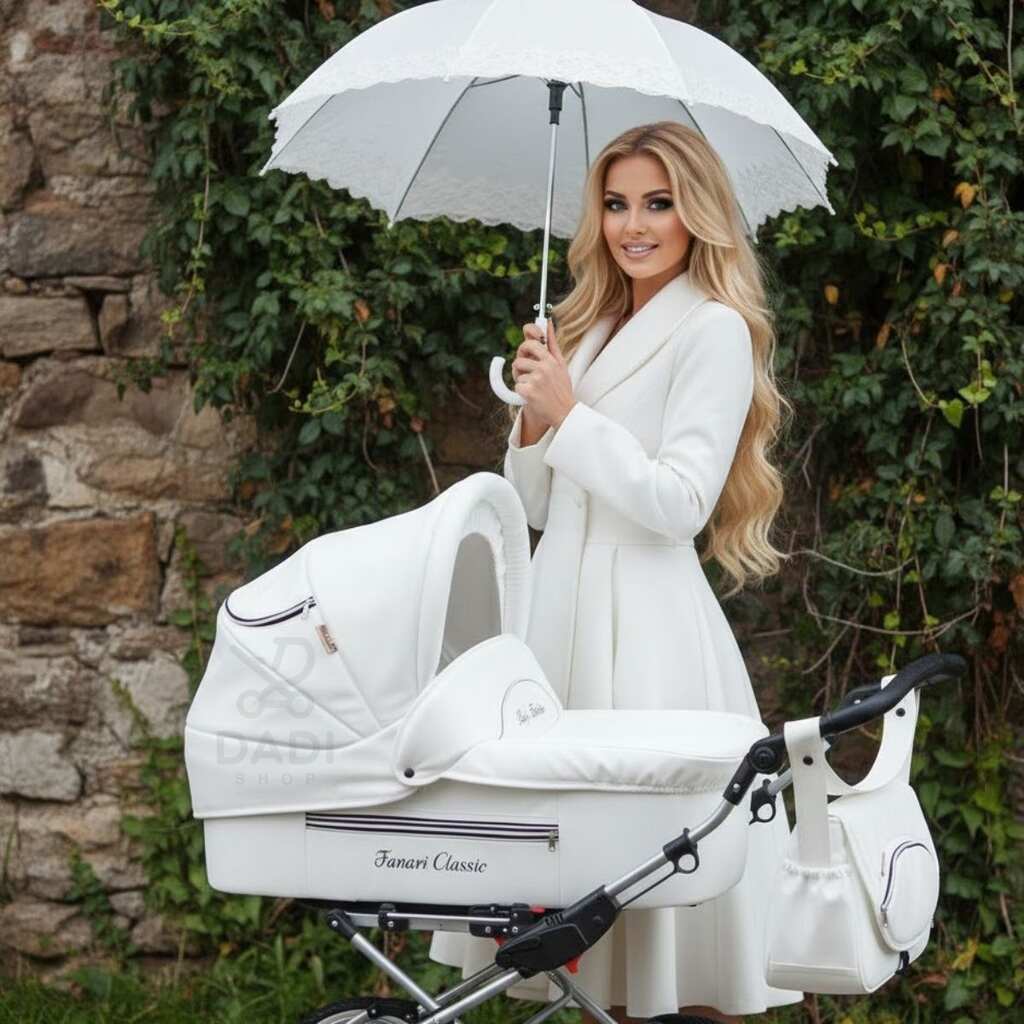 Kobieta w białym płaszczu z parasolką i klasycznym białym wózkiem dziecięcym Fanari Classic na zewnątrz.