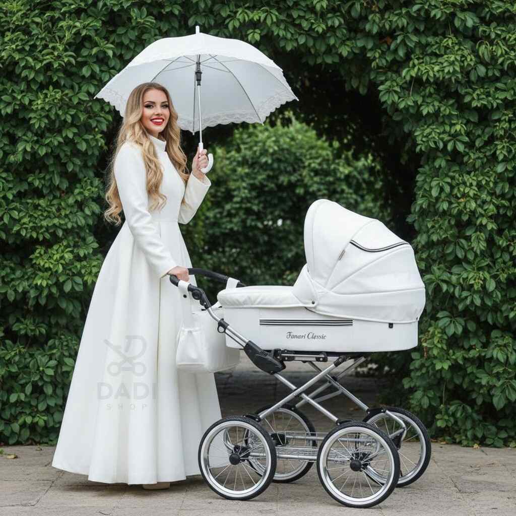 Elegancki biały wózek dziecięcy Fanari Classic w stylu retro na tle zielonych krzewów z kobietą pod parasolem.