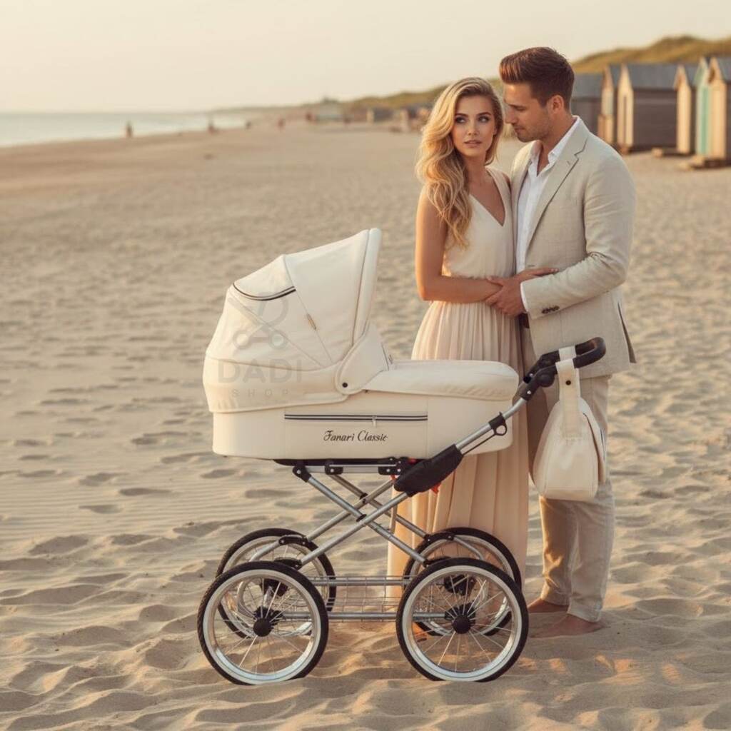 Rodzice stoją obok kremowego wózka retro Fanari Classic na piaszczystej plaży o zachodzie słońca.