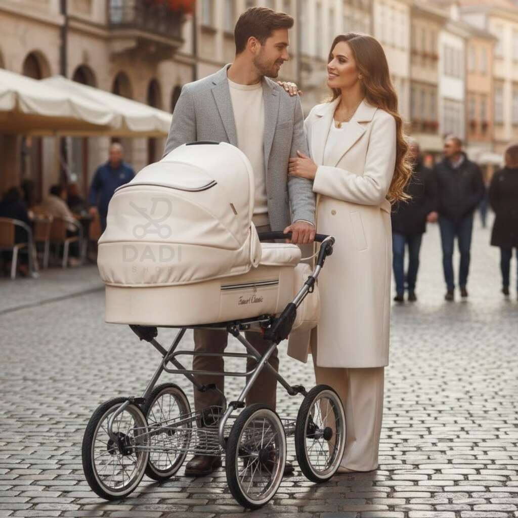 Rodzice prowadzą beżowy wózek retro Fanari Classic po brukowanym starym mieście.