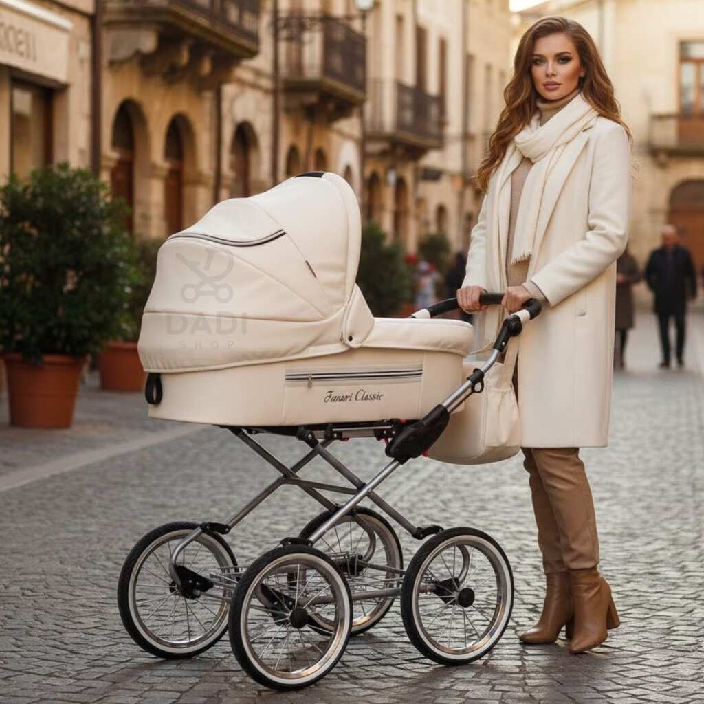 Kobieta prowadzi beżowy wózek retro Fanari Classic na dużych kołach po brukowanej uliczce.