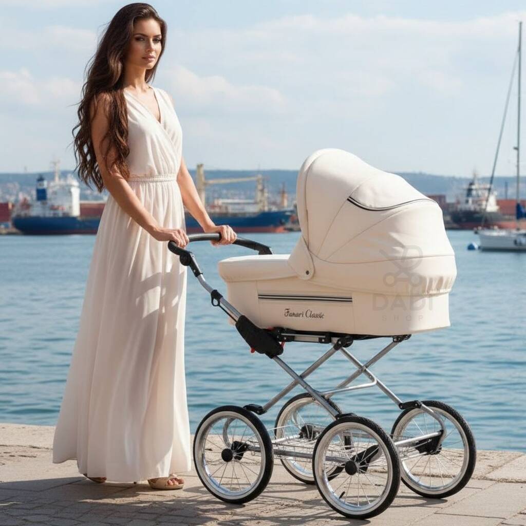 Kobieta w długiej sukni prowadzi kremowy wózek retro Fanari Classic nad brzegiem morza w porcie.