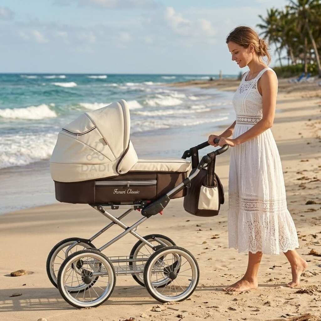 Kobieta w białej sukience prowadzi beżowo-brązowy wózek retro Fanari Classic po piaszczystej plaży.