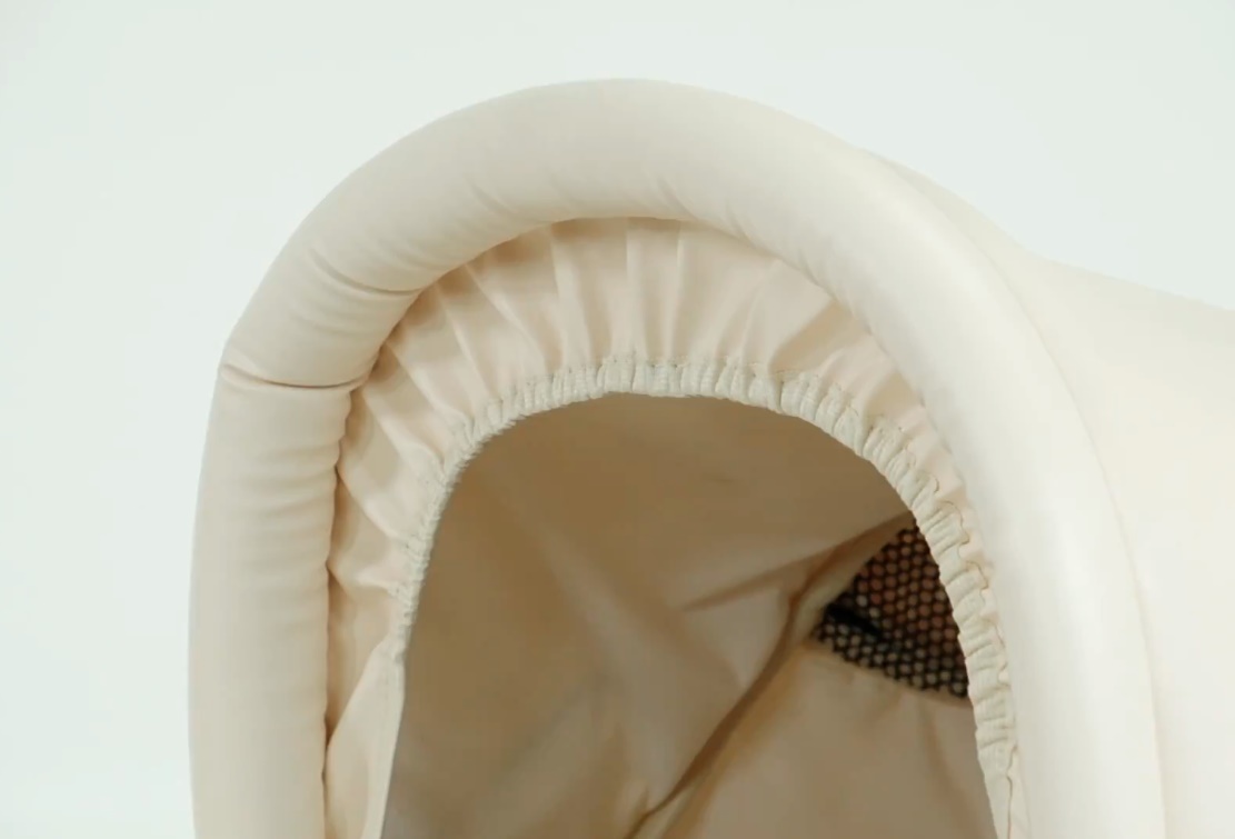 Zaokrąglona budka wózka vintage z ukrytą sekcją wentylacyjną – klasyczny design i funkcjonalność.