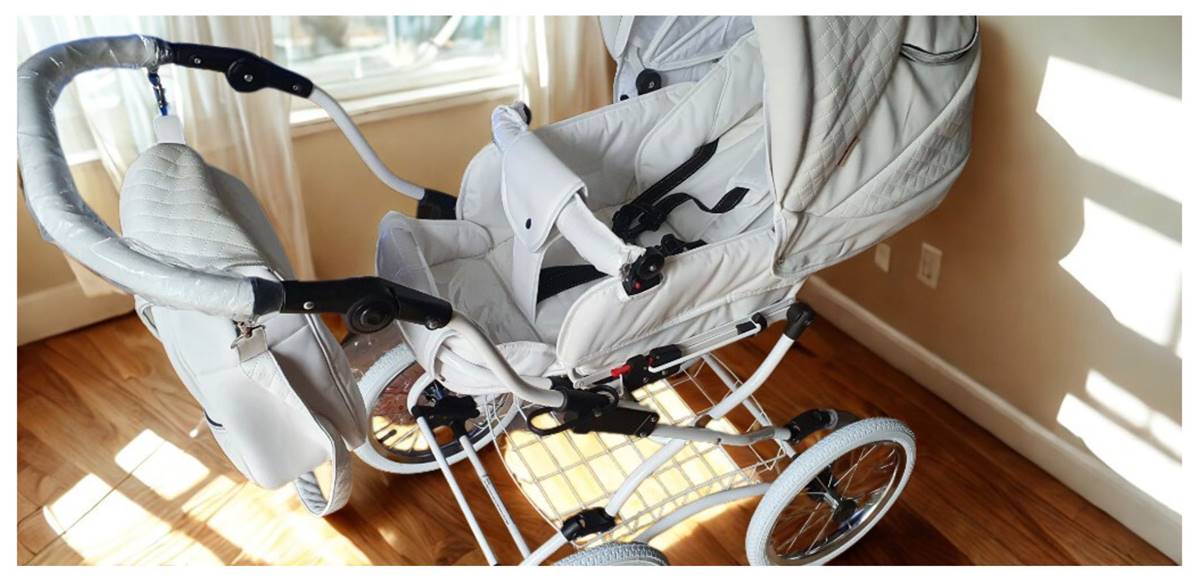 Wózek spacerowy Baby Fashion ISABELL 2w1 z regulowaną rączką – zdjęcie w pokoju dziennym.