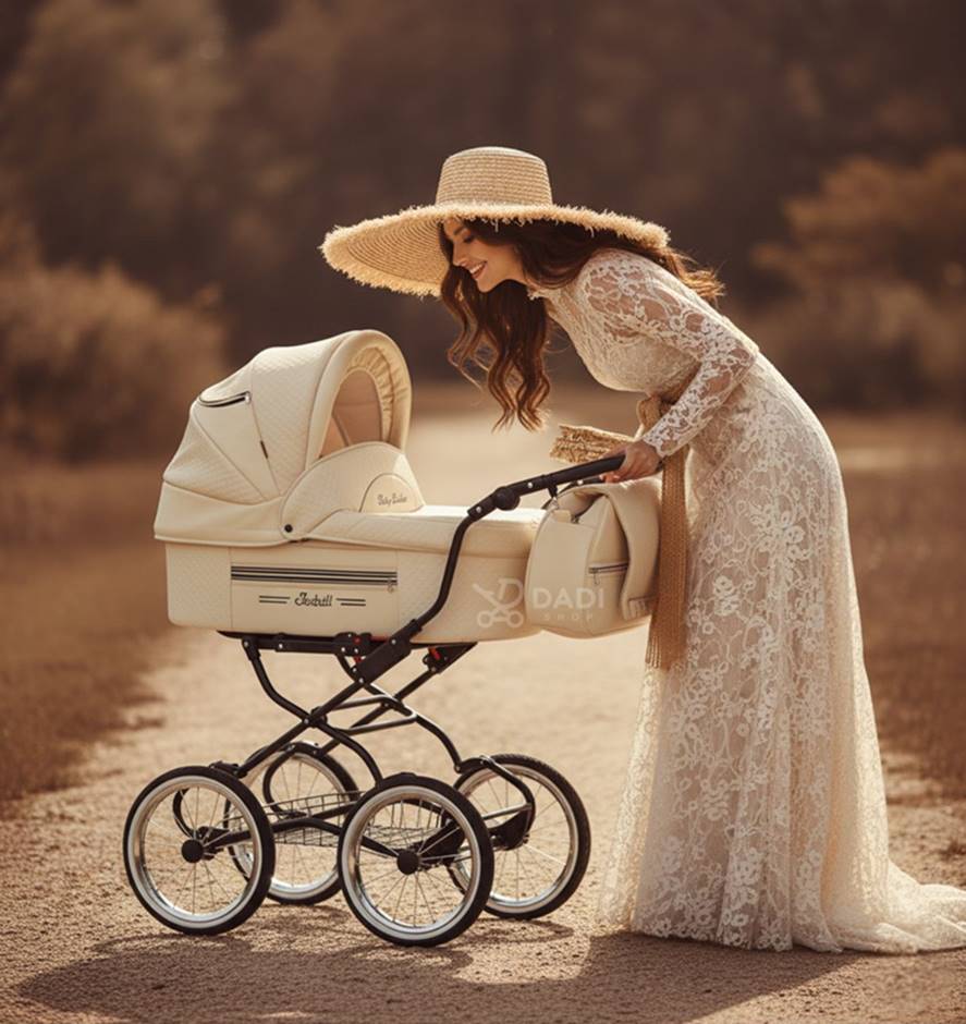 Kobieta nachyla się nad wózkiem dziecięcym Isabell - sesja lifestyle.