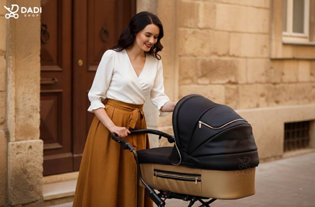 Wózek głęboki retro 2w1 Baby Fashion ISABELL Navy Gold z eko-skóry – miejska sesja, uśmiech mamy.