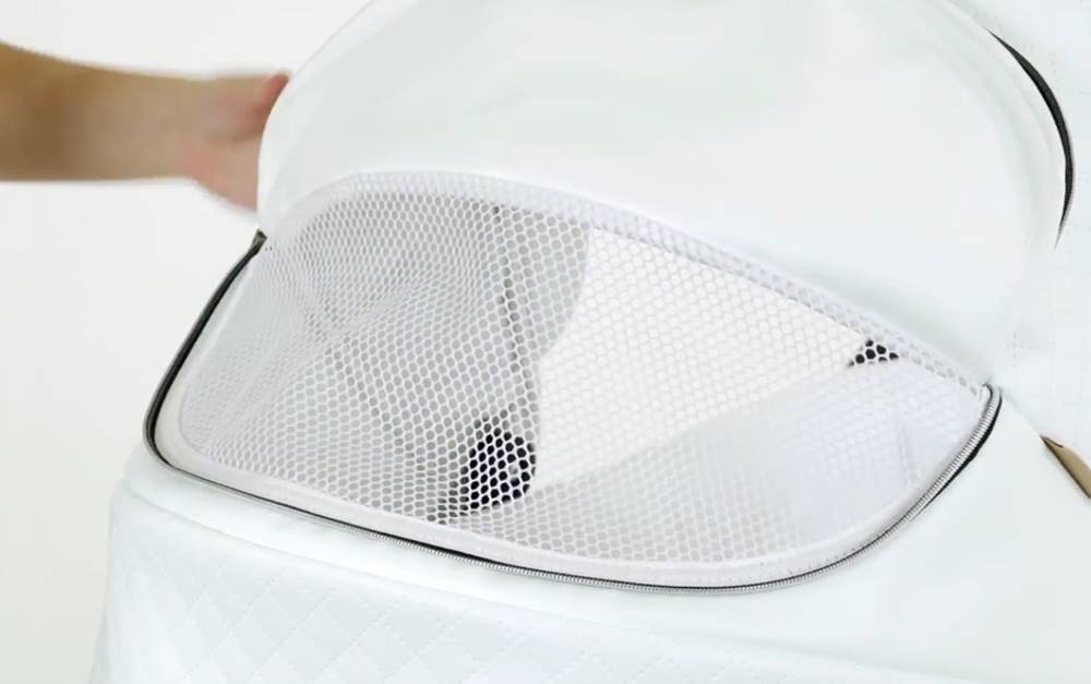 Panel wentylacyjny w budce wózka dziecięcego Isabell.