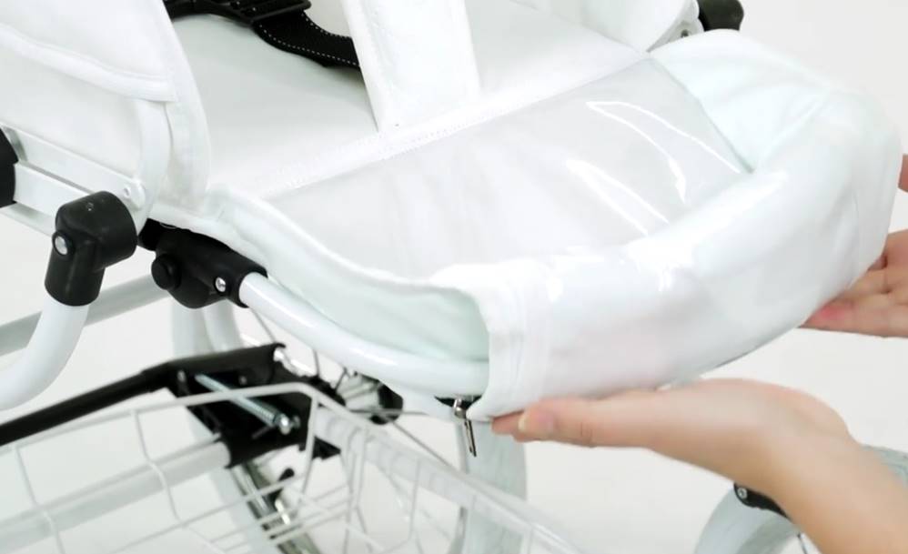 Ustawienie podnóżka w wersji spacerowej wózka retro Isabell.