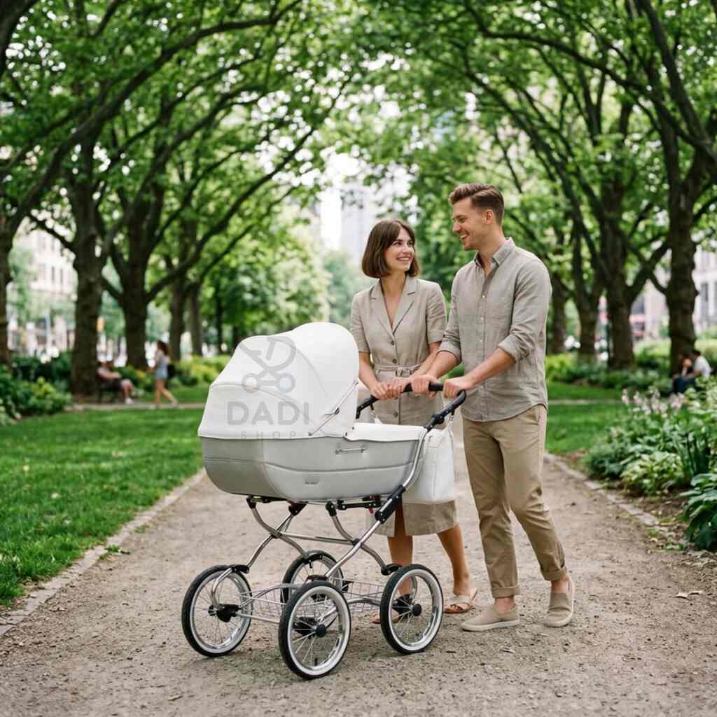 Rodzice na spacerze w parku z wózkiem retro Baby Fashion Renee R-2 biało-szary.