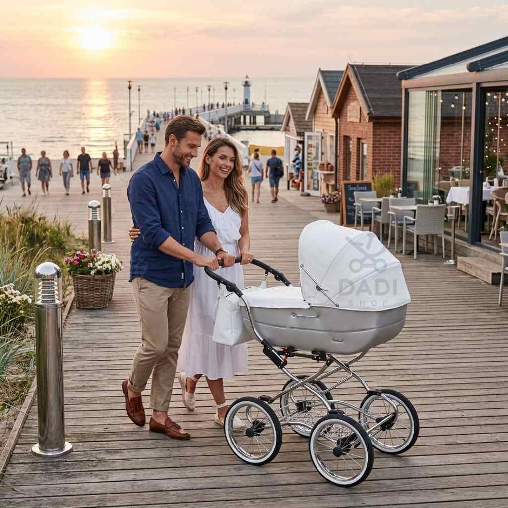 Para na spacerze z wózkiem głębokim Baby Fashion Renee R-2 biało-szary przy nadmorskiej promenadzie.