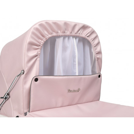 Gondola wózka Baby Fashion Renee z ozdobną białą zasłonką w okienku dużej rozkładanej budki.