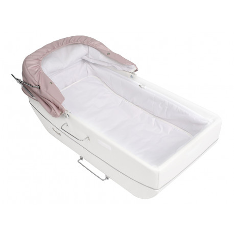 Widok z góry na przestronną, białą gondolę Baby Fashion Renee z miękkim materacykiem i złożoną budką.