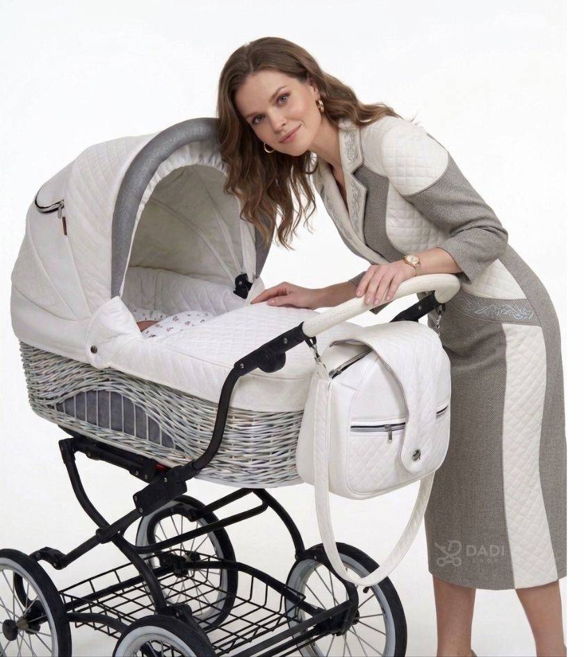 Zbliżenie na wiklinową gondolę w wózku Scarlett, kobieta pochylona nad dzieckiem w studio