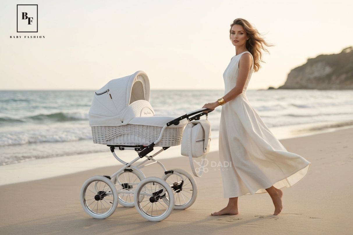 Kobieta spacerująca po plaży z wielofunkcyjnym wózkiem retro Scarlett Baby Fashion podczas złotej godziny, elegancki i spokojny styl życia