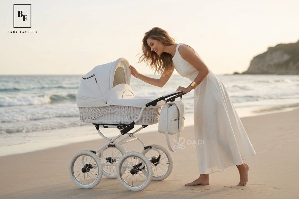 Biały wózek retro 3w1 Baby Fashion Scarlett z wiklinową gondolą podczas spaceru nad morzem