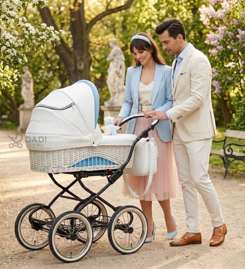 Rodzice podczas spaceru z maleństwem i wózkiem 2w1 na klasycznych dużych kołach.